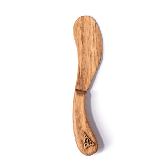 El cuchillo de mantequilla hecho a mano de madera de roble es el mejor para untar los alimentos suaves y delicados como el paté o el hummus Cuchillo de madera para servir Fotografía de comida