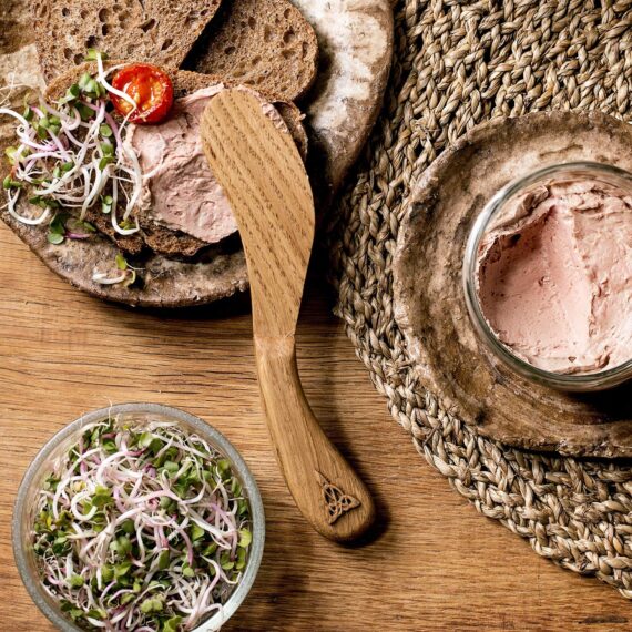 El cuchillo de mantequilla hecho a mano de madera de roble es el mejor para untar los alimentos suaves y delicados como el paté o el hummus Cuchillo de madera para servir Fotografía de comida