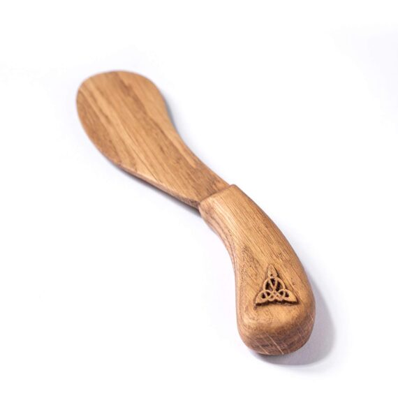 El cuchillo de mantequilla hecho a mano de madera de roble es el mejor para untar los alimentos suaves y delicados como el paté o el hummus Cuchillo de madera para servir Fotografía de comida