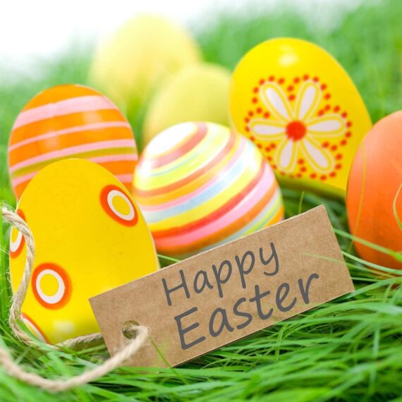 RUIYWEN 12 Huevos de Pascua de Colores Pintados Huevos Falsos Huevos Plásticos Vacíos para Rellenar Juguetes Regalos con Sorpresa para Niños (4x6cm, 6 Estilos)
